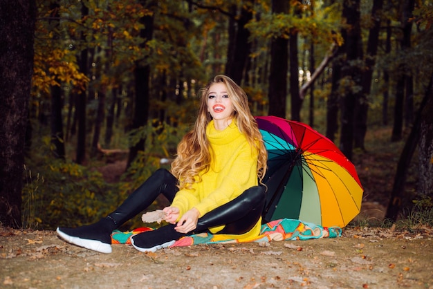 Belle femme d'automne avec des feuilles d'automne sur fond de nature automne photo de mode en plein air de jeune b...