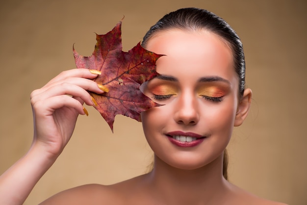 Belle femme avec automne feuilles sèches