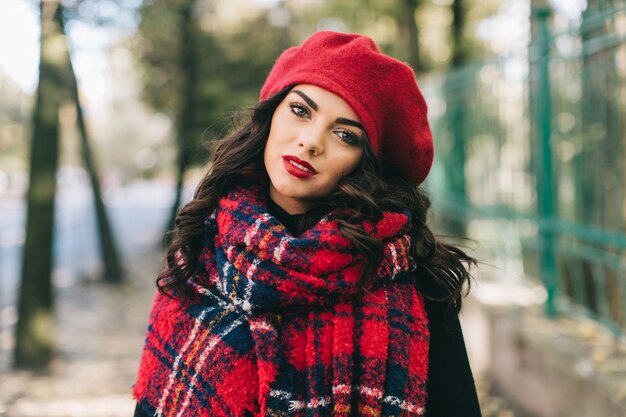 Une belle femme en automne.