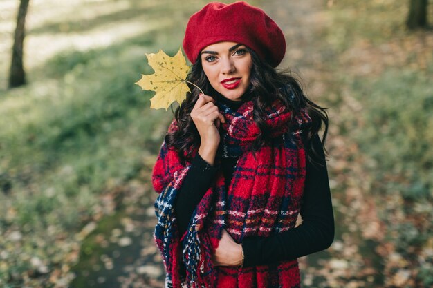 Une belle femme en automne.