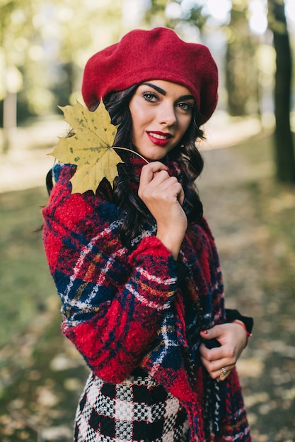 Une belle femme en automne.