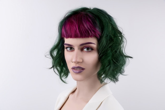 Belle femme aux cheveux de couleur professionnelle violet vert