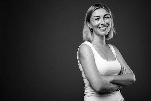 Belle femme aux cheveux courts en noir et blanc