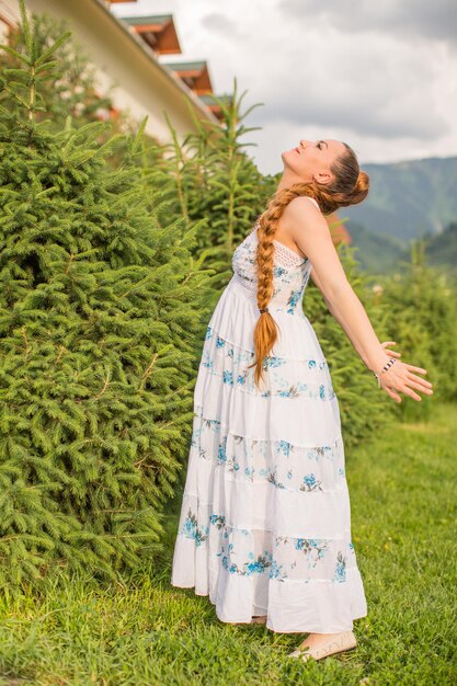 Belle femme aux cheveux longs méditant sur la nature d'Almaty