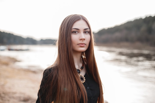 Belle femme aux cheveux longs