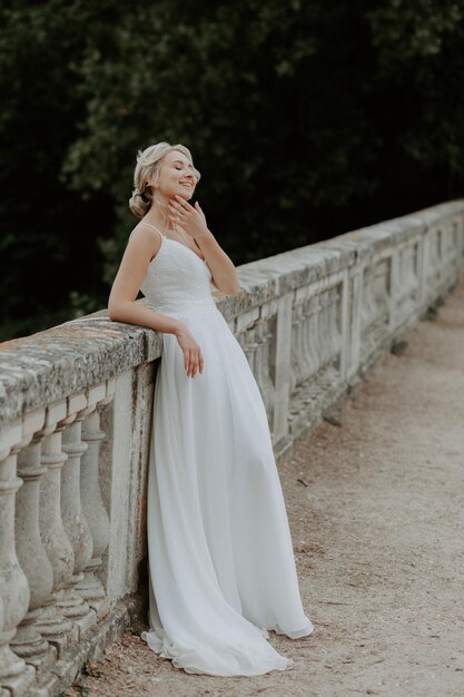 belle femme aux cheveux noirs en robe de mariée de luxe