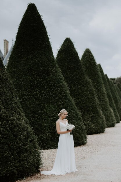 belle femme aux cheveux noirs en robe de mariée de luxe