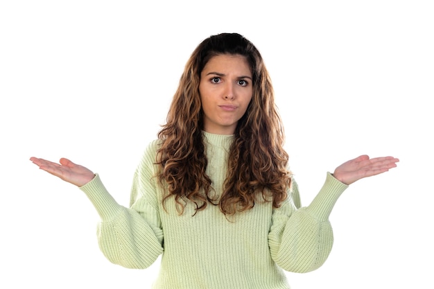 Belle femme aux cheveux ondulés isolé sur blanc