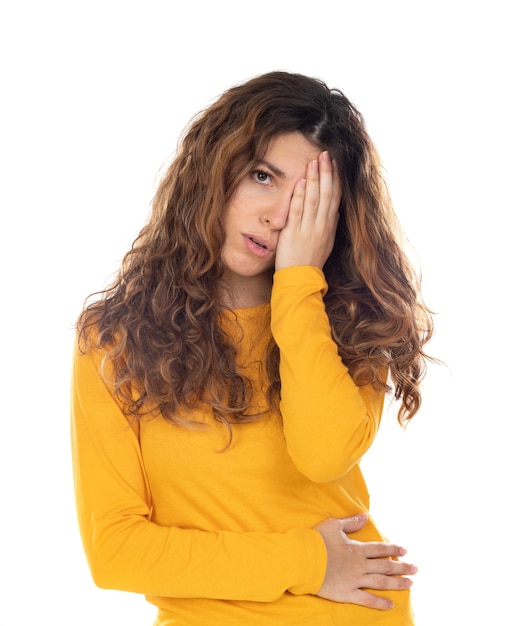 Belle femme aux cheveux ondulés isolé sur fond blanc