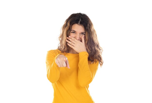 Belle femme aux cheveux ondulés isolé sur fond blanc