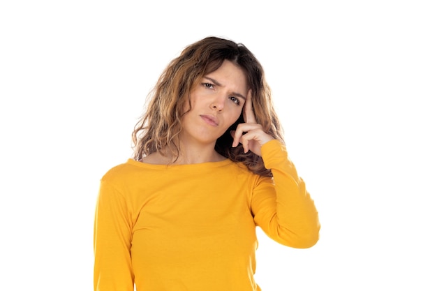 Belle femme aux cheveux ondulés isolé sur fond blanc