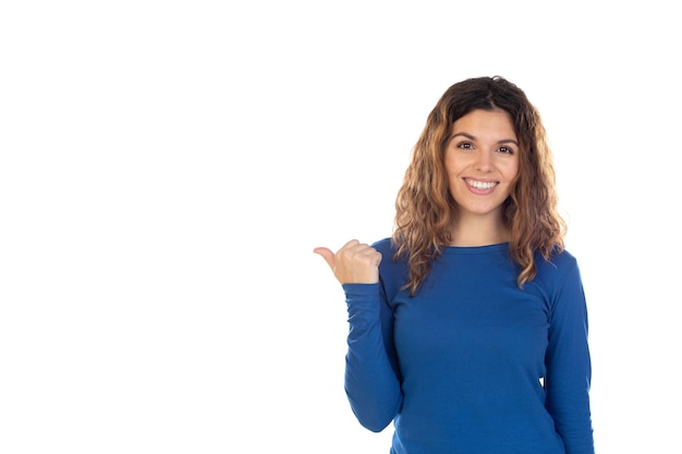 Belle femme aux cheveux ondulés isolé sur fond blanc