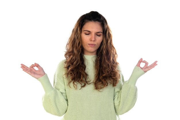 Belle femme aux cheveux ondulés isolé sur un mur blanc