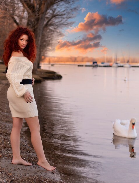 Une belle femme aux cheveux rouges