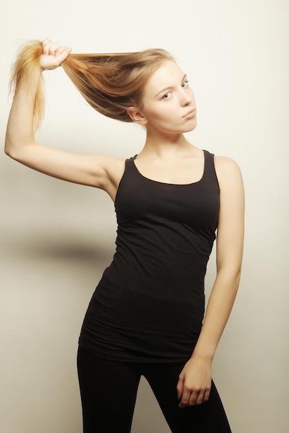 Belle femme aux longs cheveux blonds Mannequin posant à st