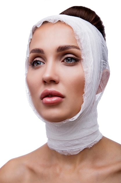 Belle femme avant l'opération de chirurgie plastique Cosmétologie Beauté Bandages autour du visage