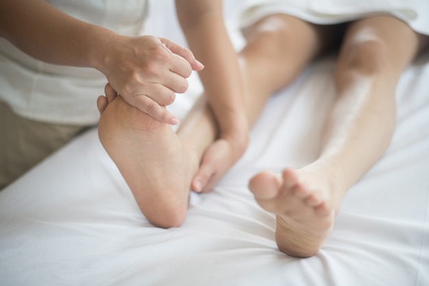 Belle femme ayant des pieds massage dans un salon de beauté