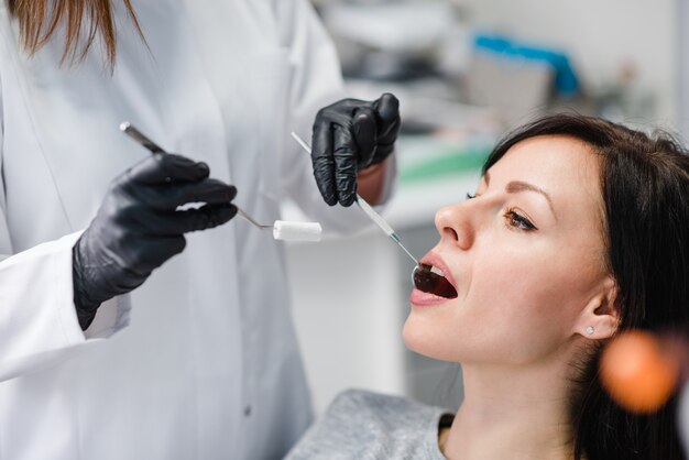 Belle femme ayant un traitement dentaire chez le dentiste.