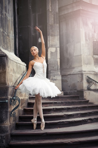 Belle femme de ballet dans les escaliers