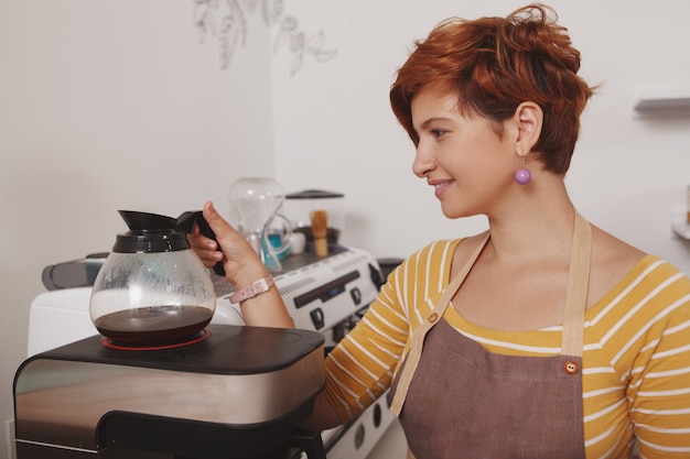 belle femme barista