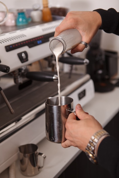 belle femme barista