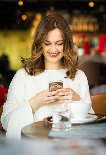 Belle, femme bavardant avec son téléphone