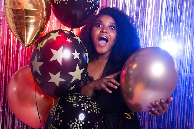 Photo belle femme bénéficiant d'une fête