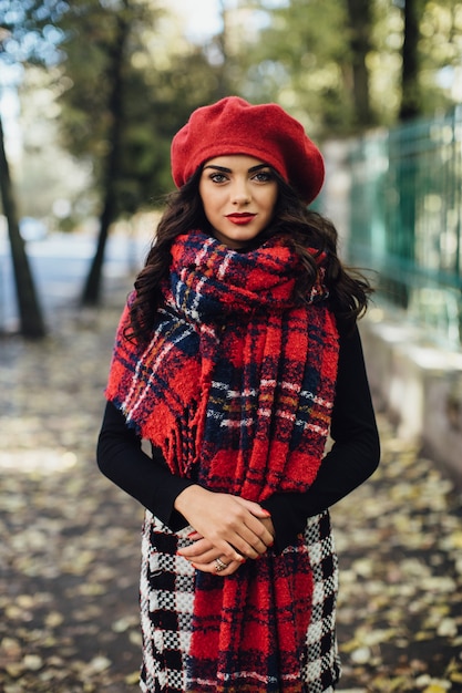 Belle femme en béret rouge