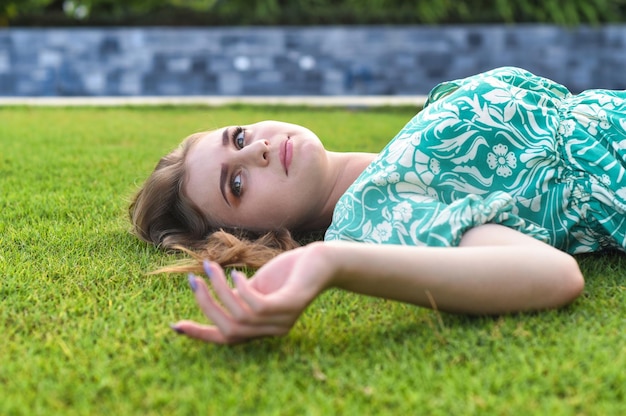 Belle femme biélorusse allongée sur l'herbe