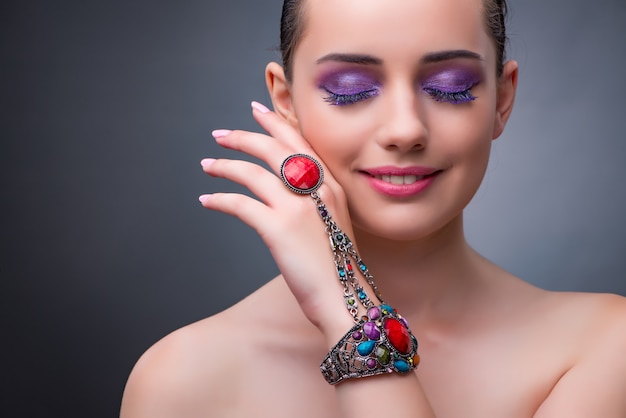 Belle femme avec des bijoux dans le concept de mode