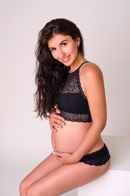 Belle femme blanche enceinte étreignant son ventre profitant de son espace libre de grossesse