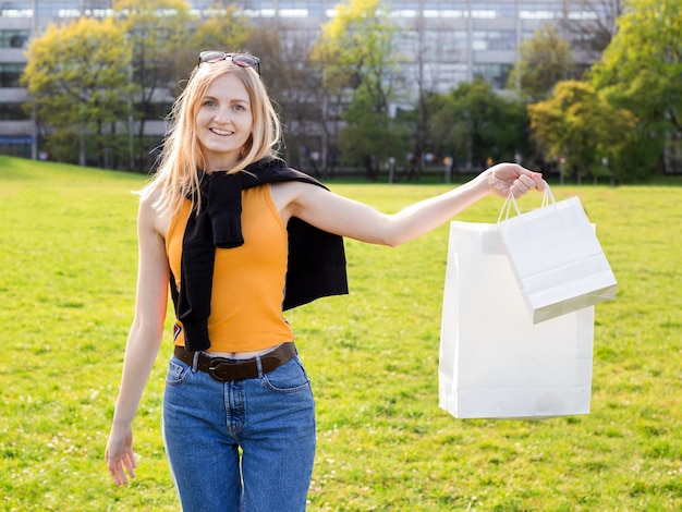 Belle femme blonde aime le shopping. Consommation, maquette de magasinage, concept de mode de vie