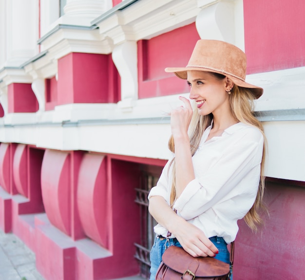 Belle femme blonde au chapeau de feutre