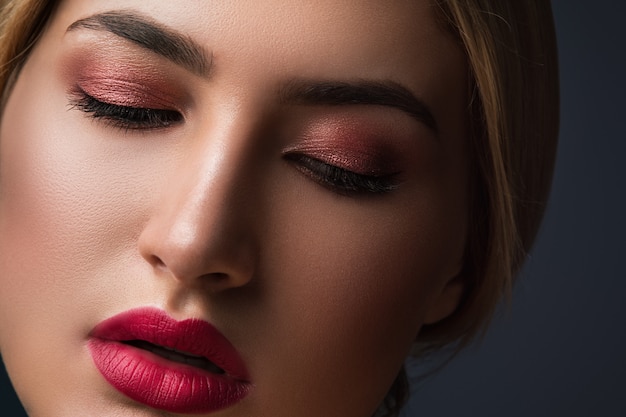 Belle femme blonde aux lèvres rouges