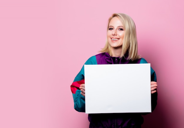 Belle femme blonde avec bannière sur mur rose