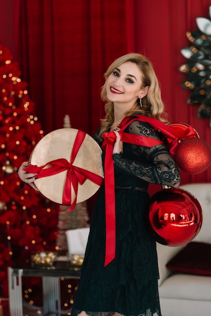 Belle femme blonde célébrant Noël