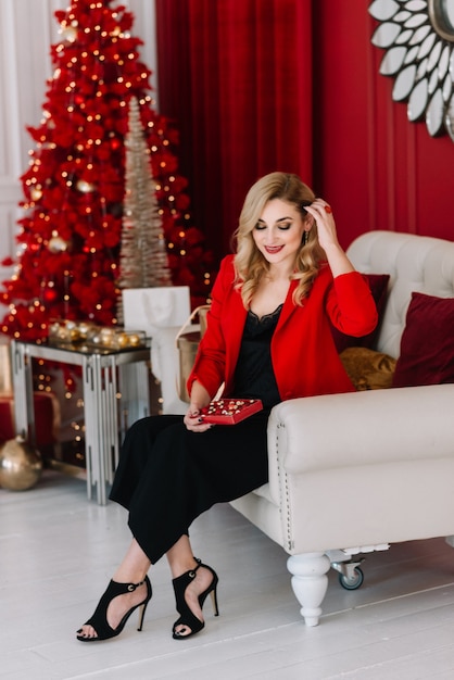 Belle femme blonde célébrant Noël