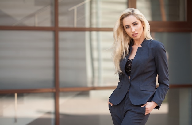 Belle femme blonde dans un élégant costume