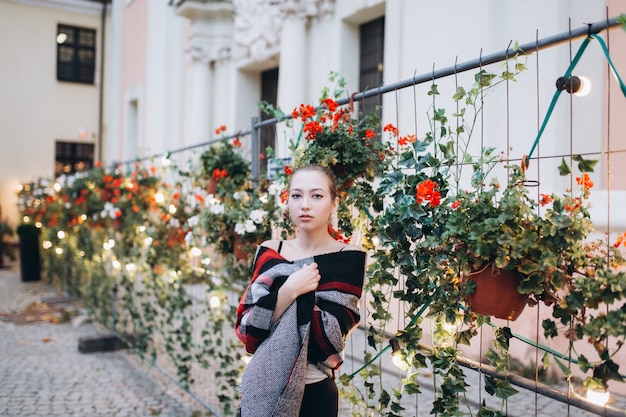 Belle femme blonde dans un jardin fleuri