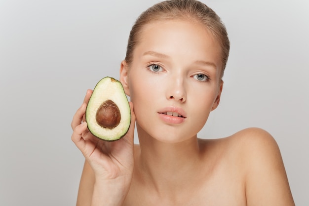 Belle femme blonde avec une peau parfaite et un avocat