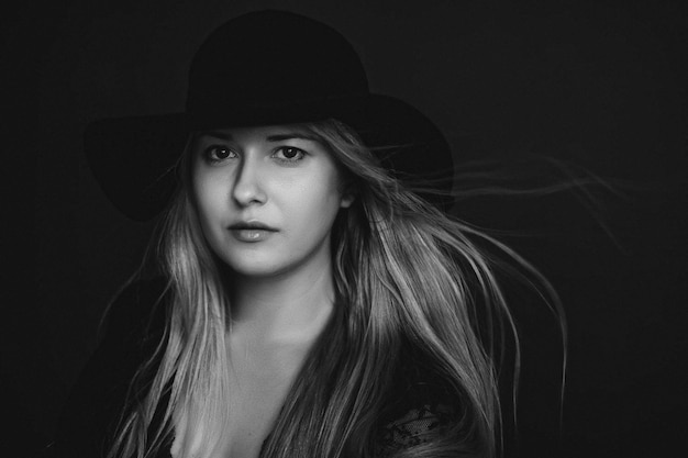 Belle femme blonde portant un chapeau portrait de film artistique en noir et blanc pour la campagne de mode et la marque de beauté