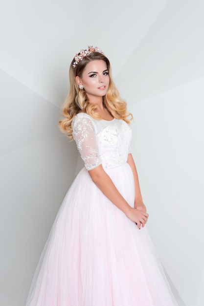 Belle femme blonde portant une magnifique robe de mariée