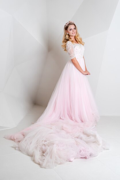 Belle femme blonde portant une magnifique robe de mariée