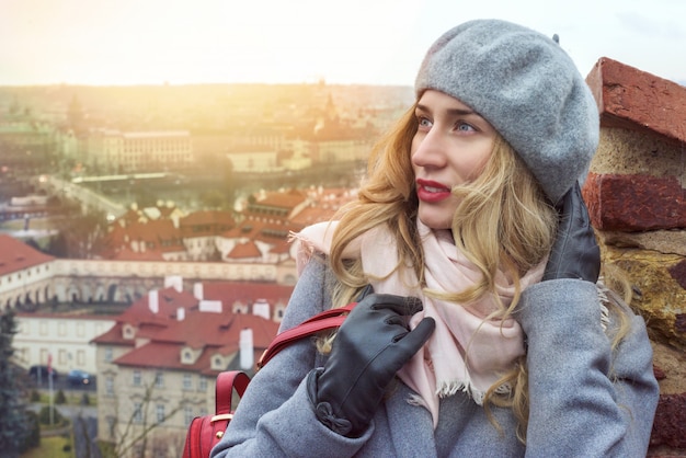 Belle femme blonde souriante à Prague