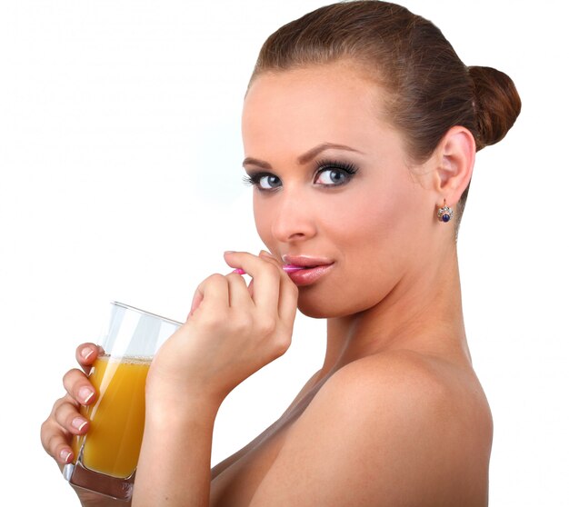 Belle femme boit du jus d'orange frais