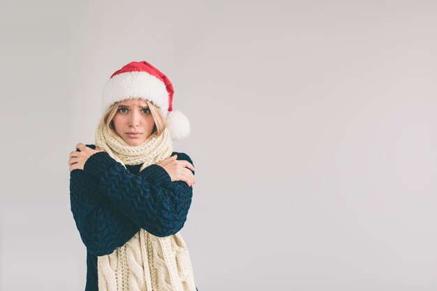 Belle femme en bonnet de Noel