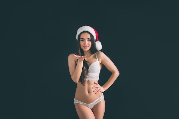 Belle femme en bonnet de Noel