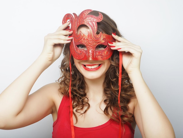 Belle femme bouclée avec masque