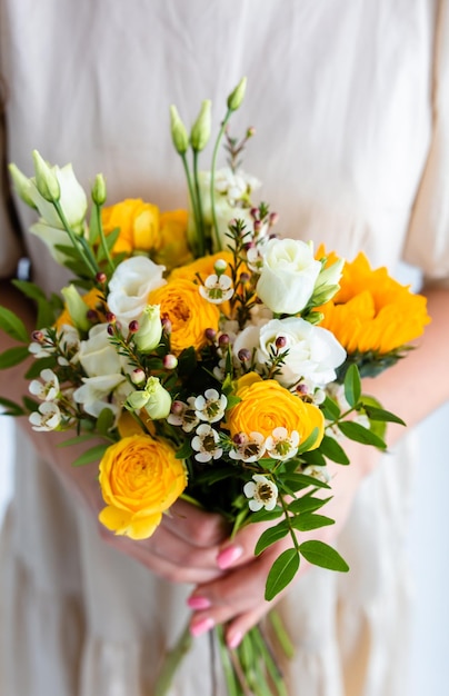 belle femme avec bouquet de fleurs jaune printemps concept de printemps et de beauté