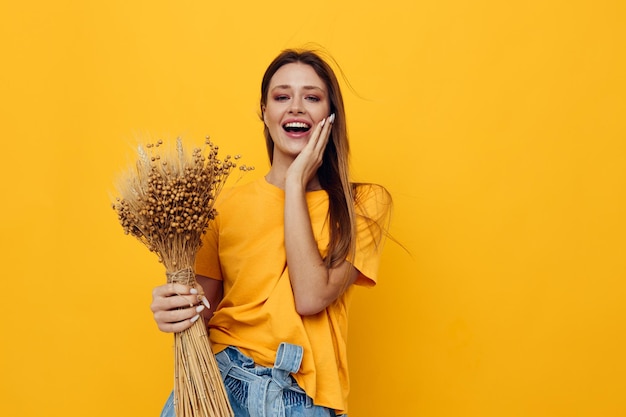 Belle femme bouquet de fleurs séchées vêtements décontractés sourire posant Style de vie inchangé